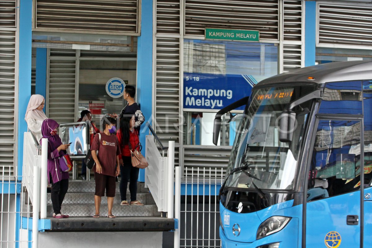 HALTE TRANSJAKARTA BEROPERASI KEMBALI | ANTARA Foto