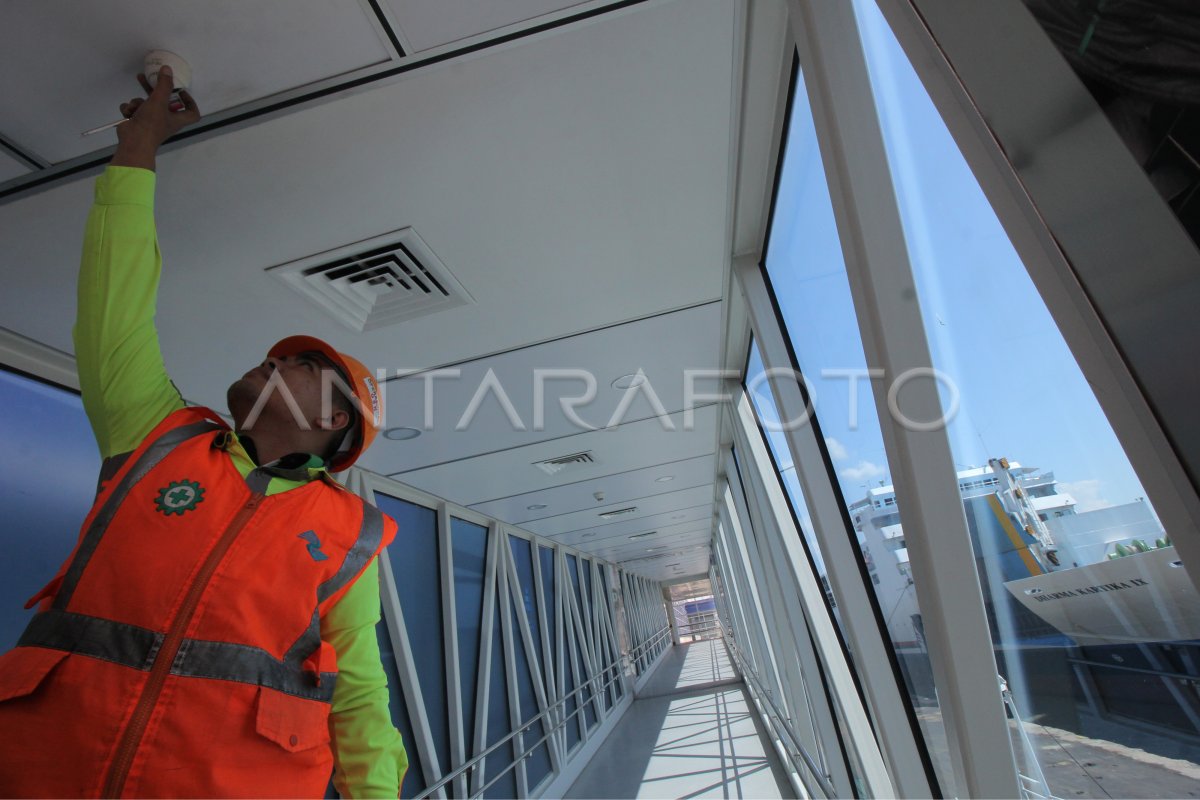 PERAWATAN KAMERA CCTV PELABUHAN | ANTARA Foto