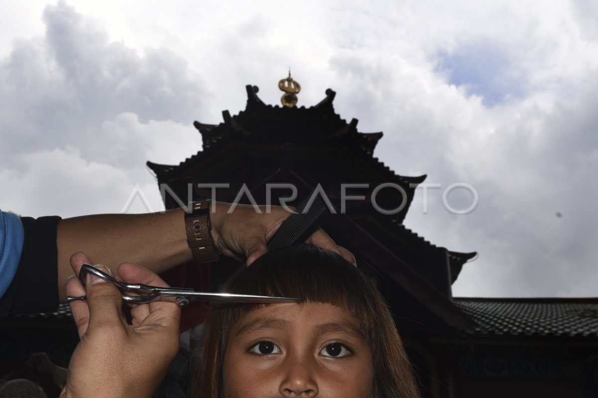 POTONG RAMBUT GRATIS ANTARA Foto POTONG RAMBUT GRATIS ANTARA Foto