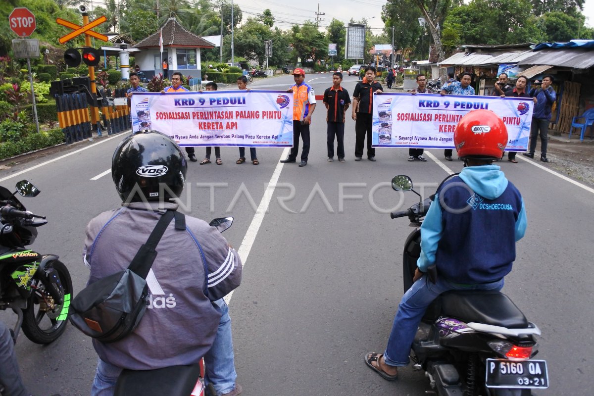 SOSIALISASI KESELAMATAN DI PERLINTASAN KERETA | ANTARA Foto