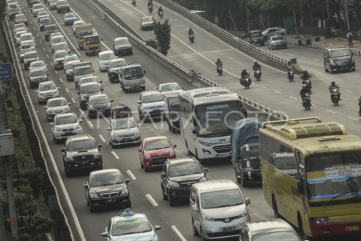 WAKTU LARANGAN TRUK MELINTAS | ANTARA Foto