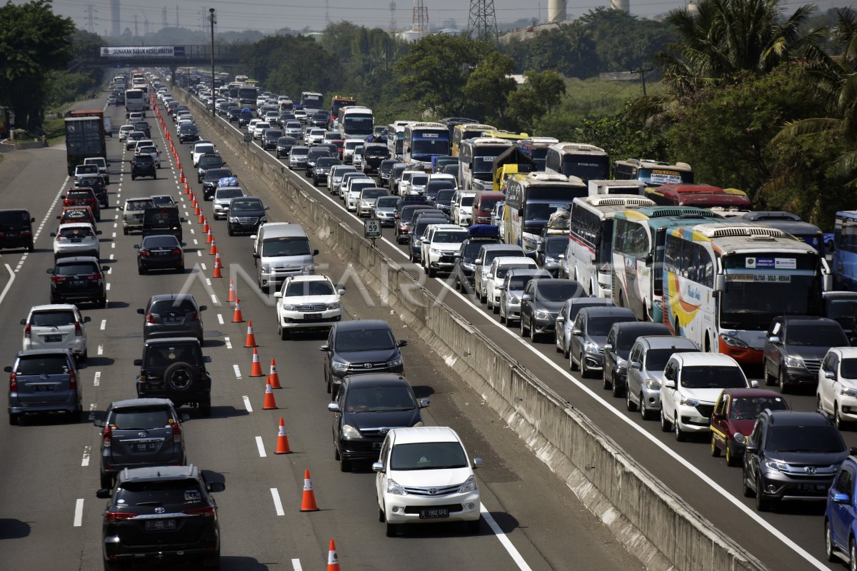 CONTRA FLOW TOL CIKAMPEK | ANTARA Foto