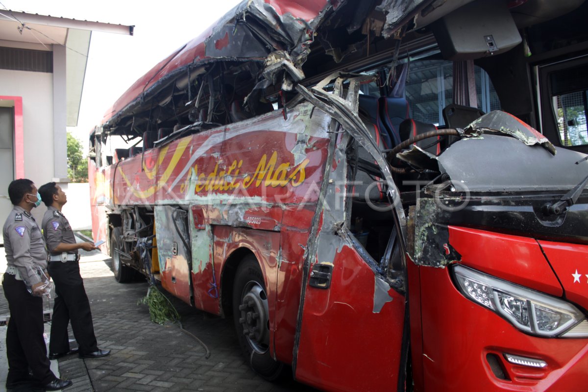 KECELAKAAN BUS 10 TEWAS | ANTARA Foto