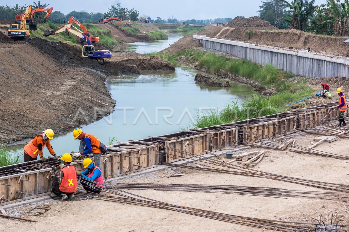 PENGENDALI BANJIR SISTEM SUNGAI JRAGUNG | ANTARA Foto