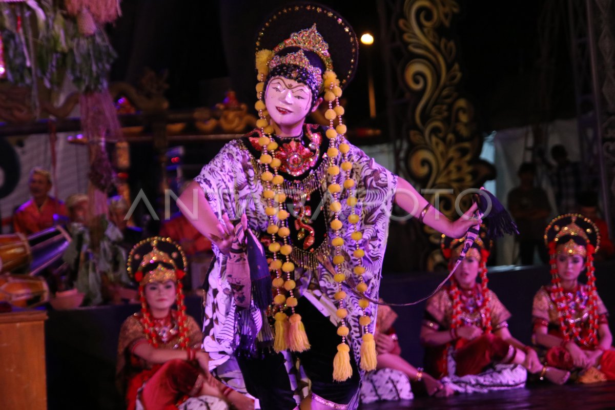 PERTUNJUKAN TARI TOPENG CIREBON | ANTARA Foto