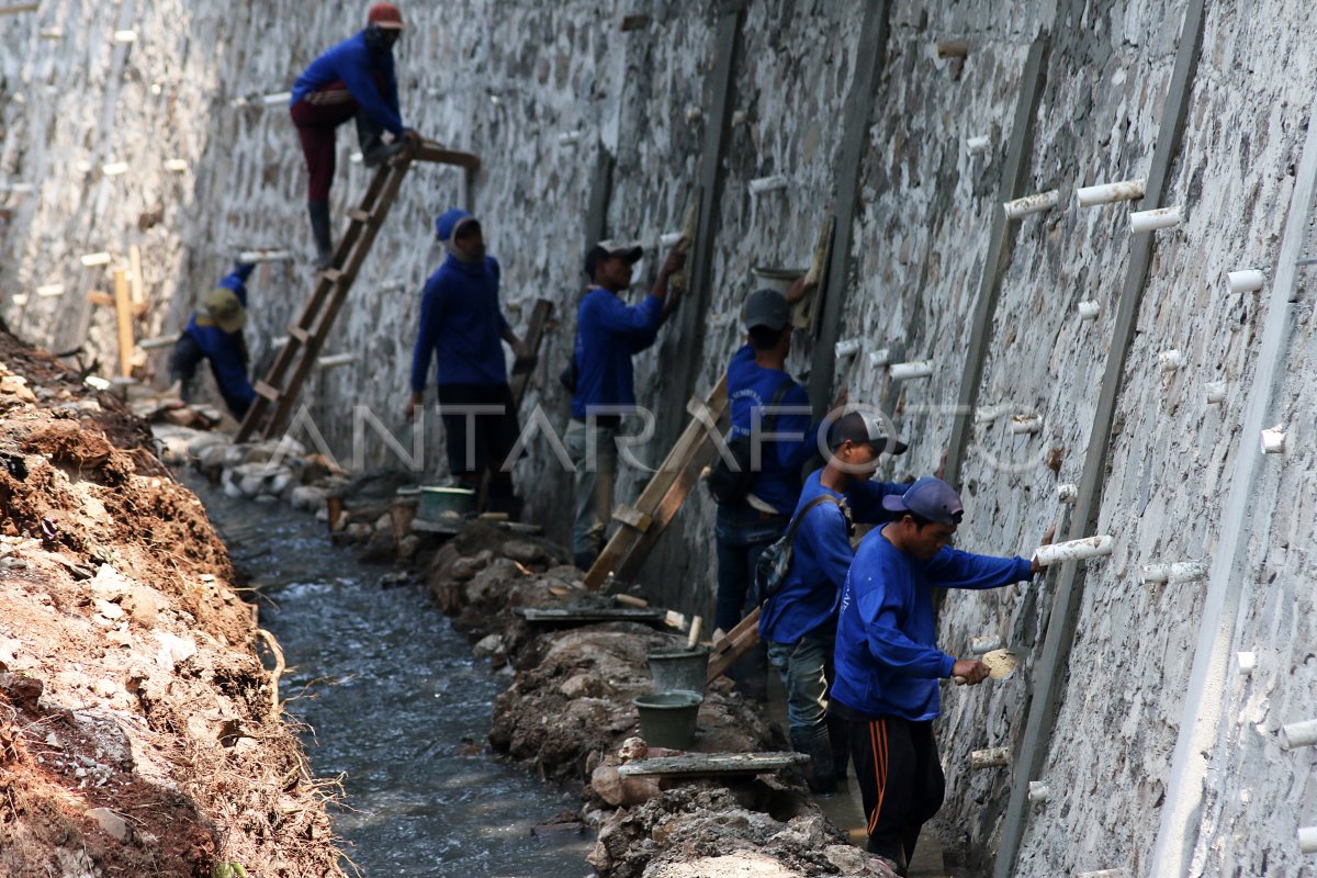 PERBAIKAN SALURAN IRIGASI | ANTARA Foto