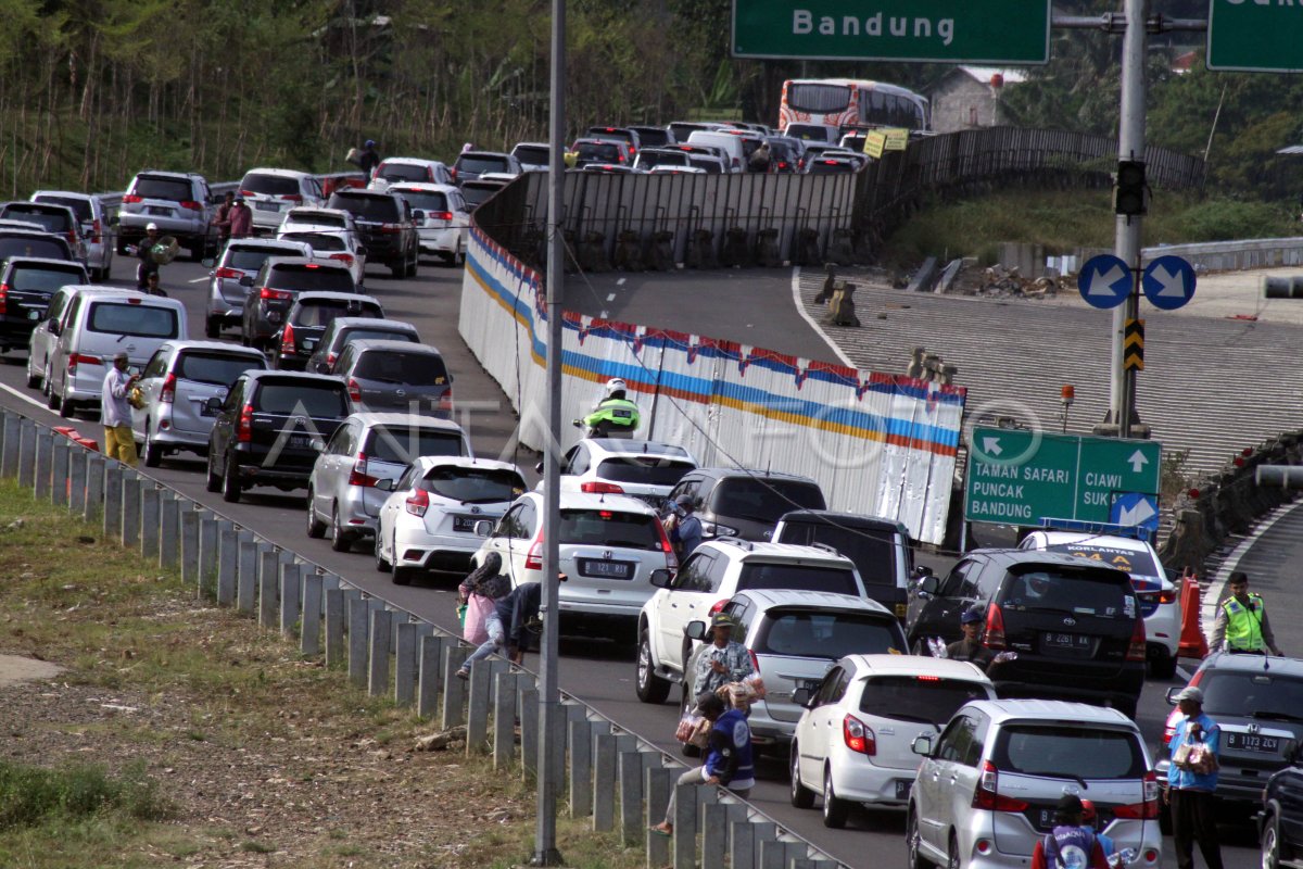 Kepadatan Jalur Puncak Bogor Antara Foto