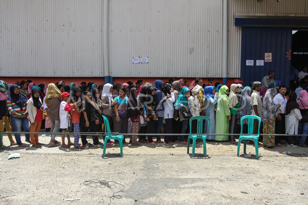 Pembagian Bantuan Pangan Non Tunai Antara Foto