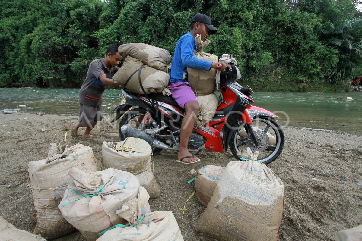 Penambang Kerikil Sungai Antara Foto