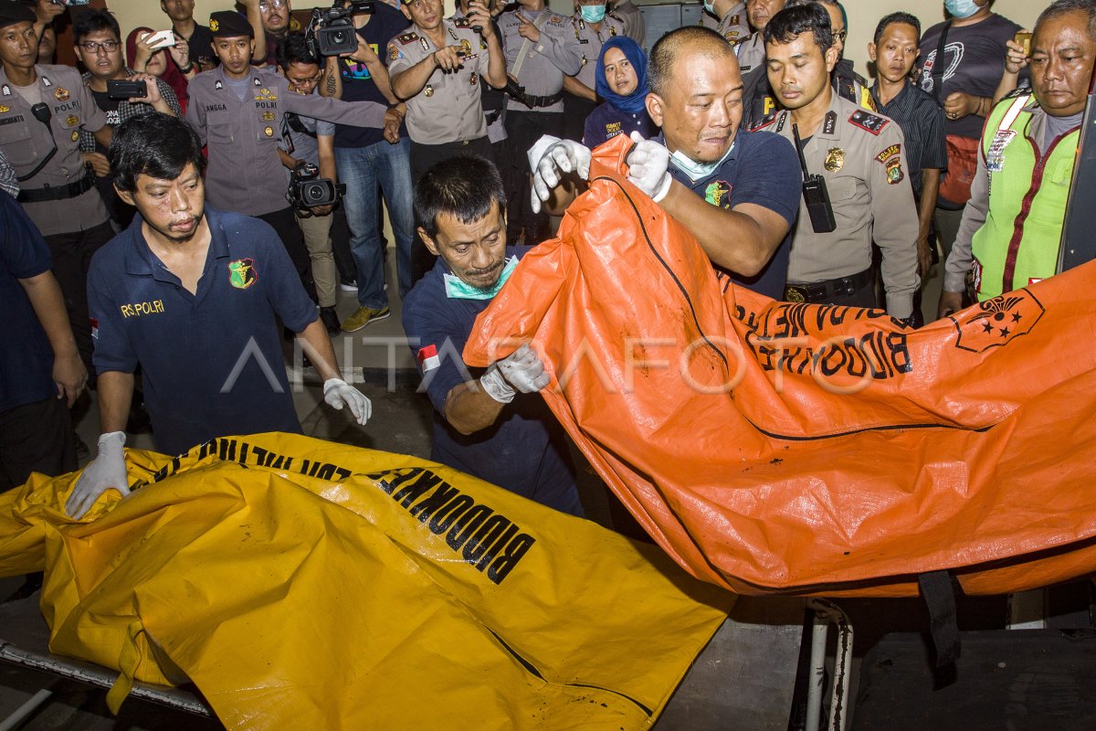 Proses Identifikasi Korban Kebakaran Antara Foto