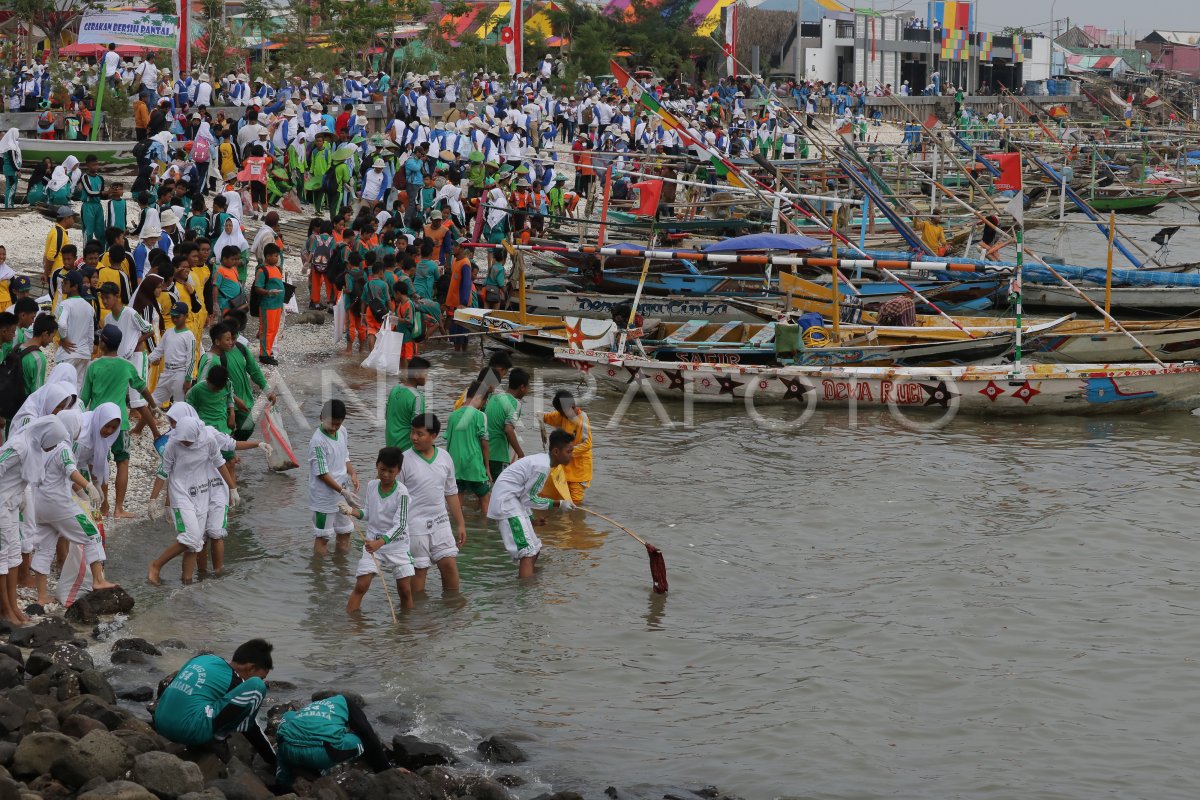 BERSIHKAN SAMPAH PLASTIK DI LAUT | ANTARA Foto