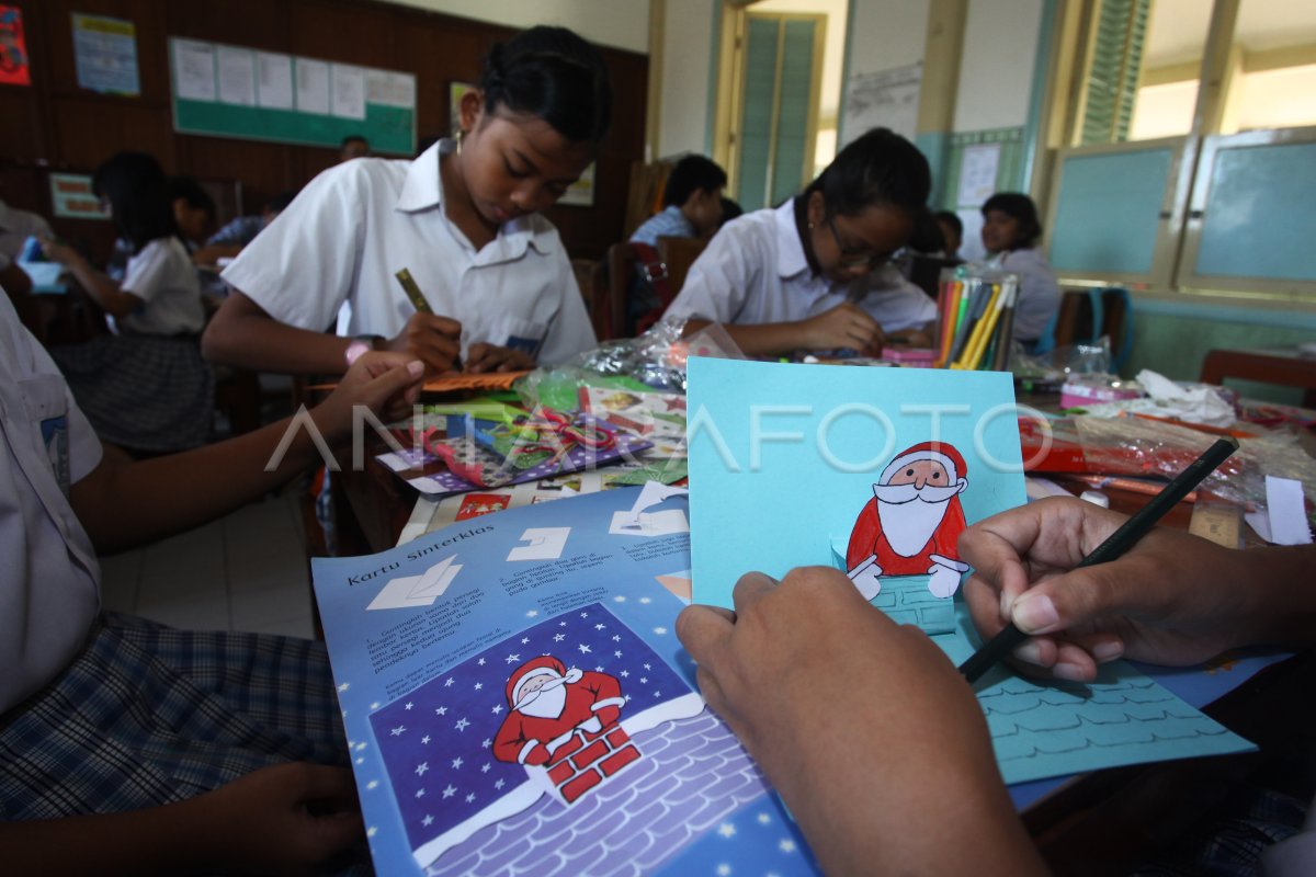 MEMBUAT KARTU UCAPAN NATAL | ANTARA Foto