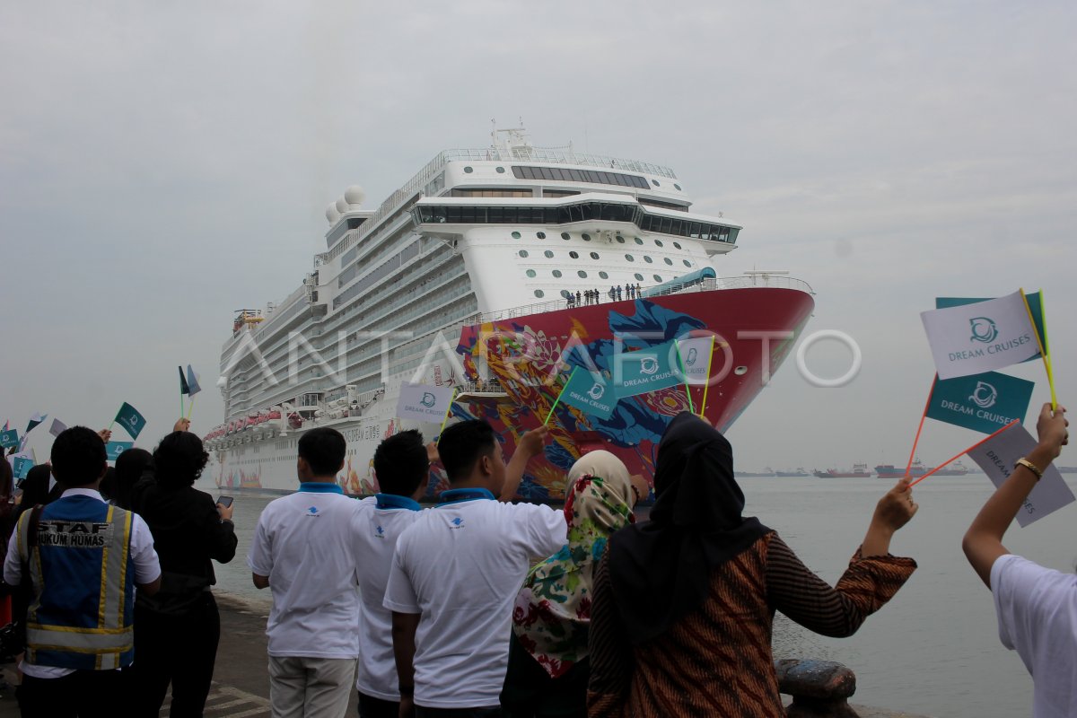 Kapal Pesiar Bersandar Di Tanjung Perak Antara Foto 0001