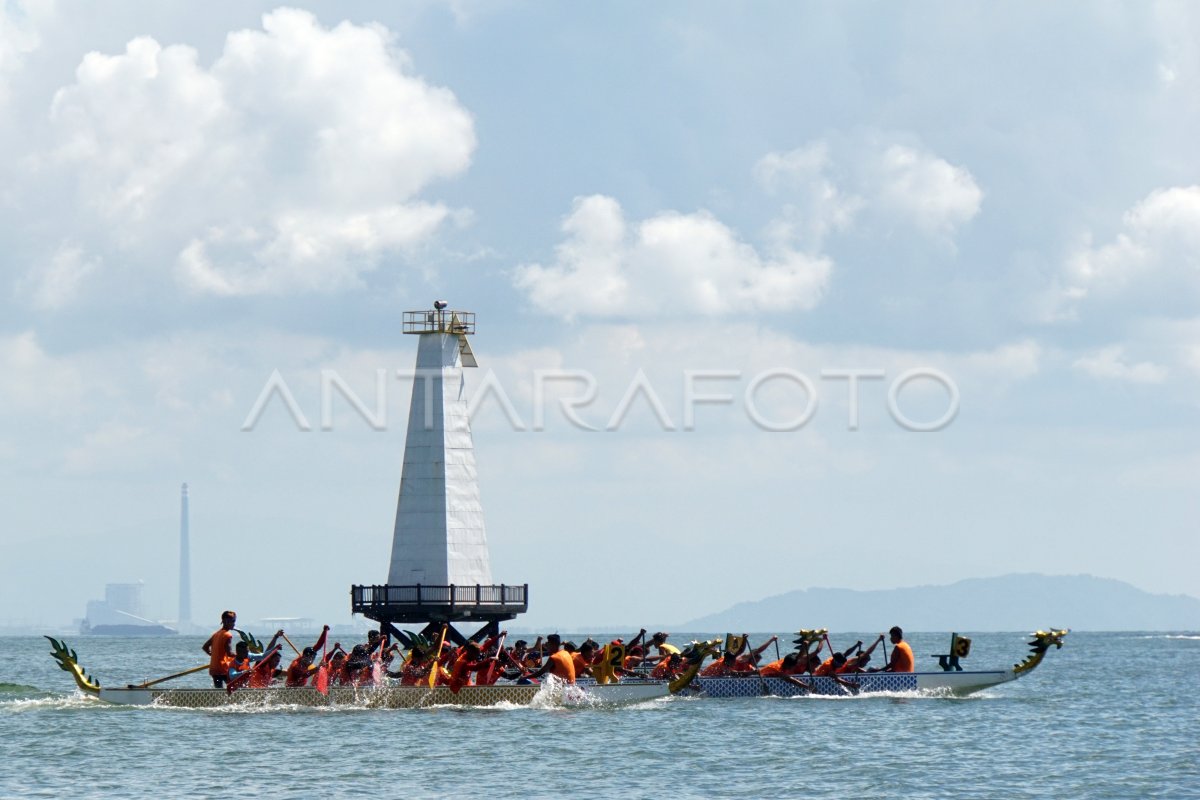 LOMBA DAYUNG PERAHU NAGA | ANTARA Foto