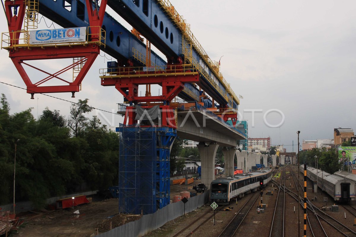 Pembangunan Rel Layang Kereta Api Bandara Antara Foto