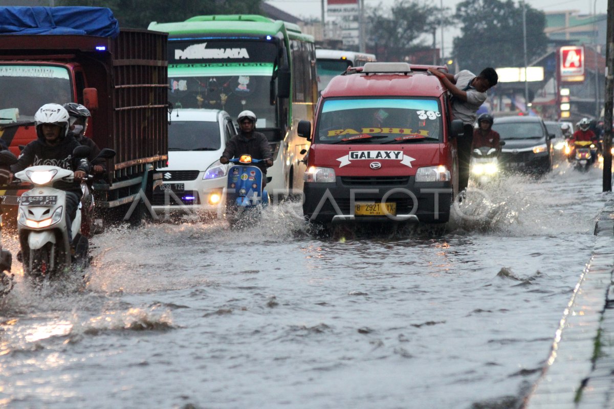 GENANGAN AKIBAT DRAINASE BURUK | ANTARA Foto