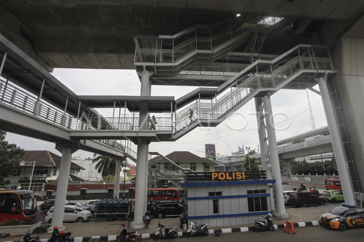 Penumpang Transjakarta di area Halte CSW