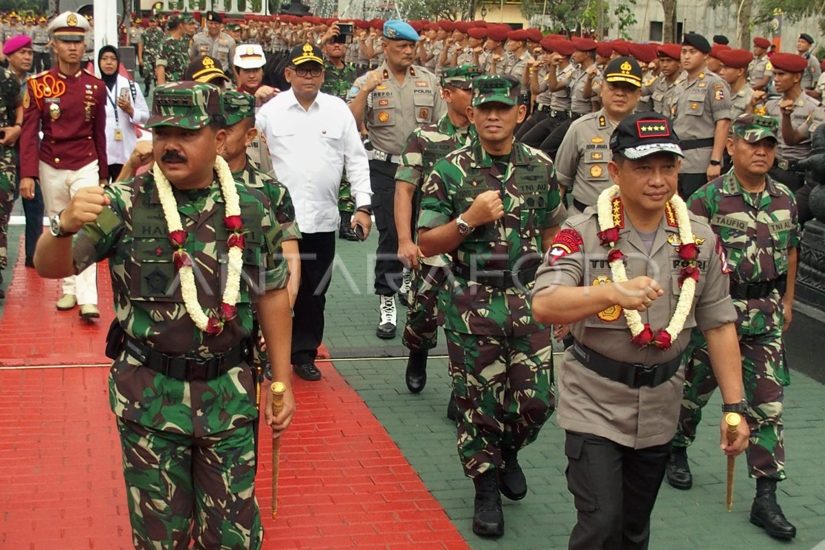 KUNJUNGAN PANGLIMA TNI DAN KAPOLRI KE AKPOL | ANTARA Foto