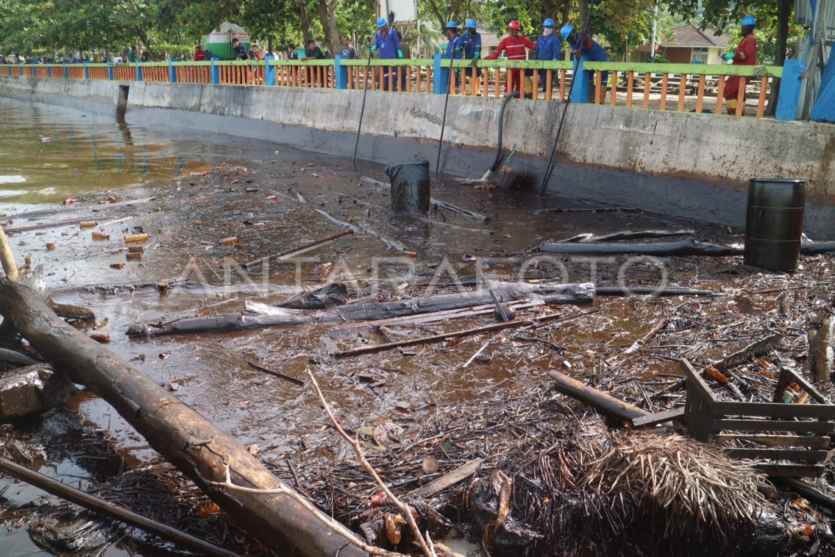 PERTAMINA TANGGULANGI PENCEMARAN MINYAK | ANTARA Foto