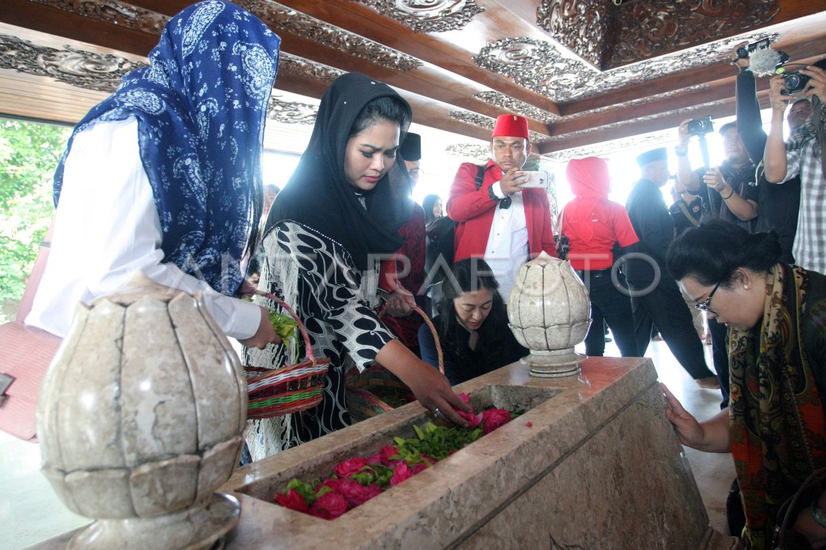 ZIARAH MAKAM SOEKARNO | ANTARA Foto