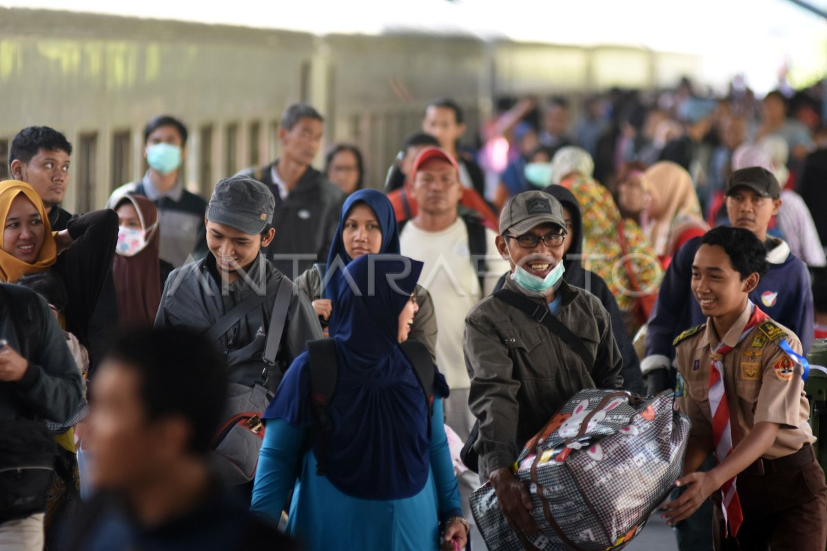 Arus Mudik Kereta Surabaya Antara Foto