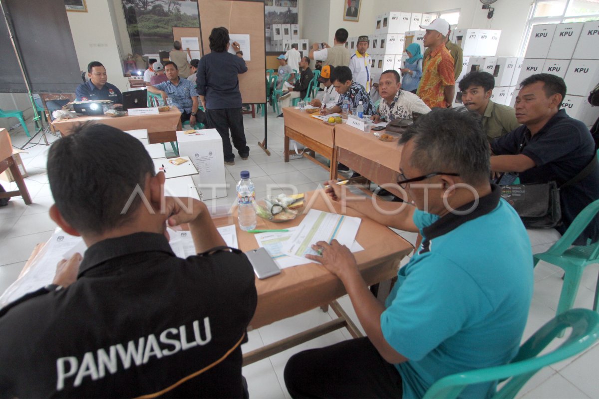 REKAPITULASI PENGHITUNGAN SUARA TINGKAT KECAMATAN | ANTARA Foto