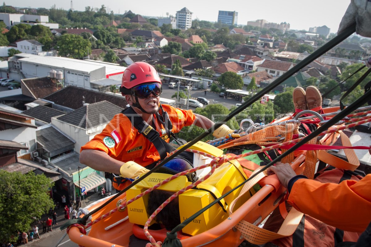 SIMULASI PENYELAMATAN KORBAN KEBAKARAN GEDUNG | ANTARA Foto