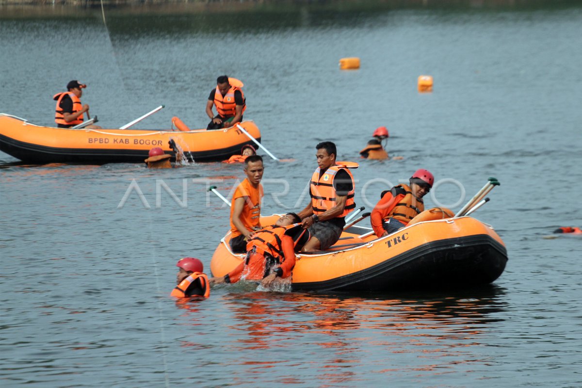 LATIHAN PENYELAMATAN KORBAN BENCANA | ANTARA Foto