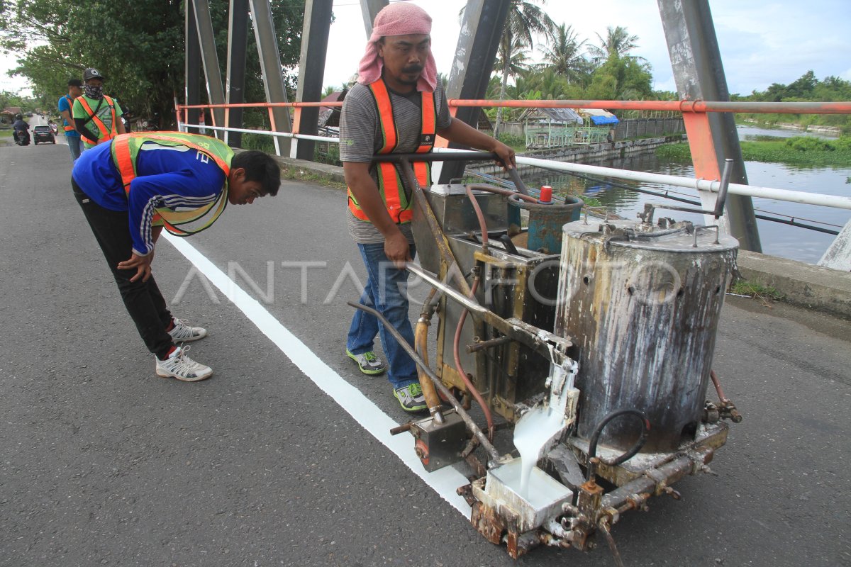 PENGECATAN MARKA JALAN | ANTARA Foto