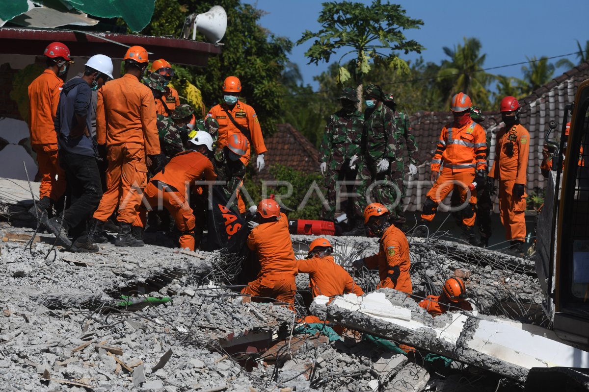 EVAKUASI KORBAN GEMPA LOMBOK ANTARA Foto