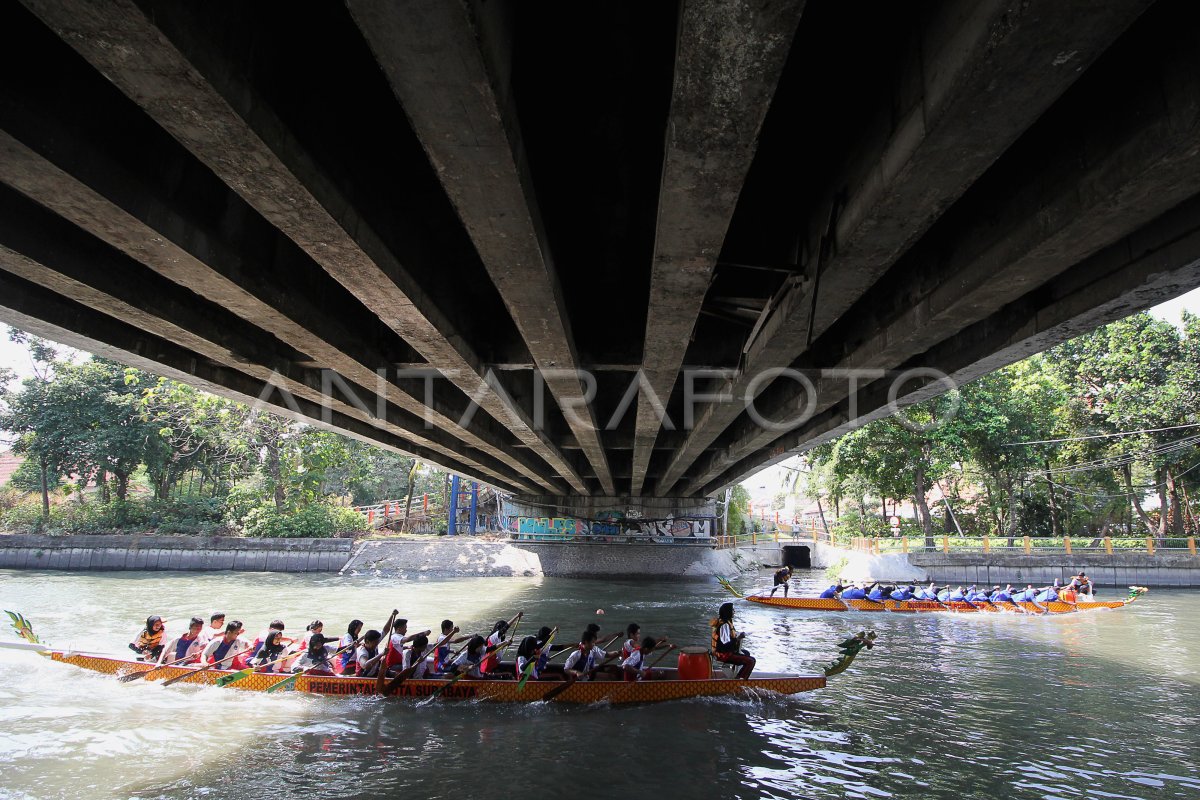 LOMBA DAYUNG PERAHU NAGA | ANTARA Foto