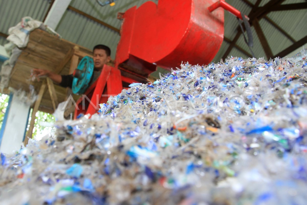 PENGOLAHAN SAMPAH DAUR ULANG | ANTARA Foto