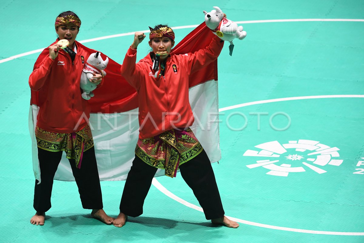 Medali Emas Pencak Silat Seni Ganda Putri Indonesia Antara Foto