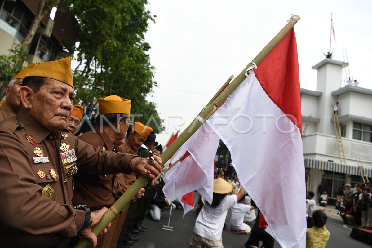 PEROBEKAN BENDERA BELANDA | ANTARA Foto