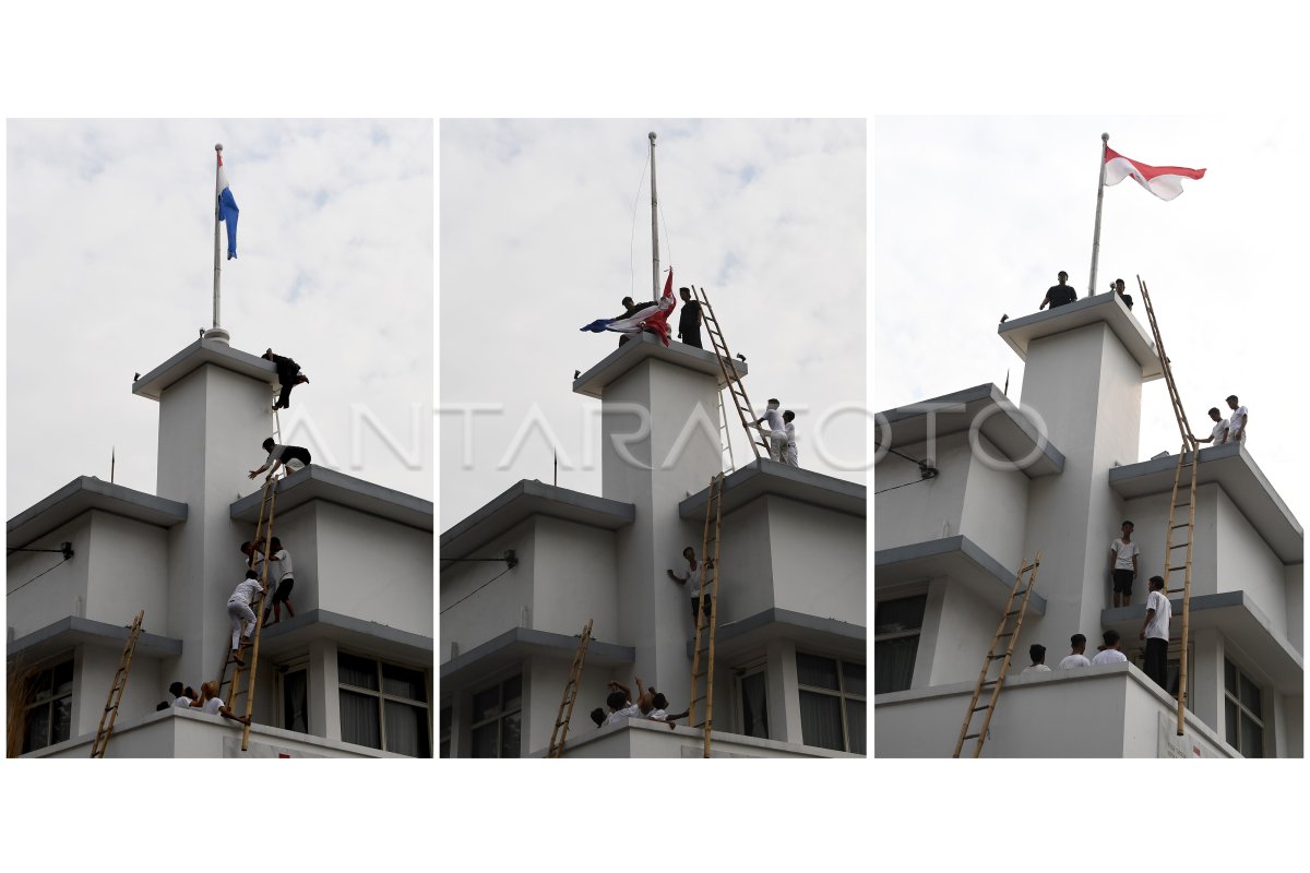 PEROBEKAN BENDERA BELANDA | ANTARA Foto