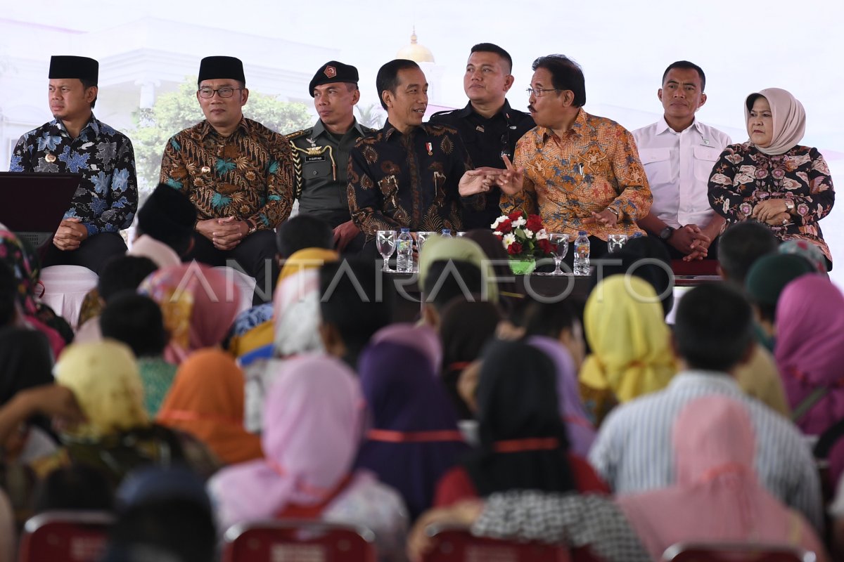 Presiden Serahkan Sertifikat Tanah Antara Foto