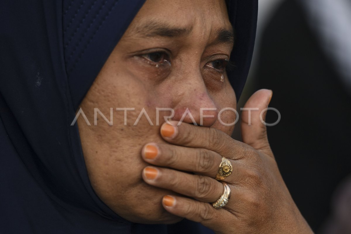 BERDOA BERSAMA DI LOKASI GEMPA PALU | ANTARA Foto