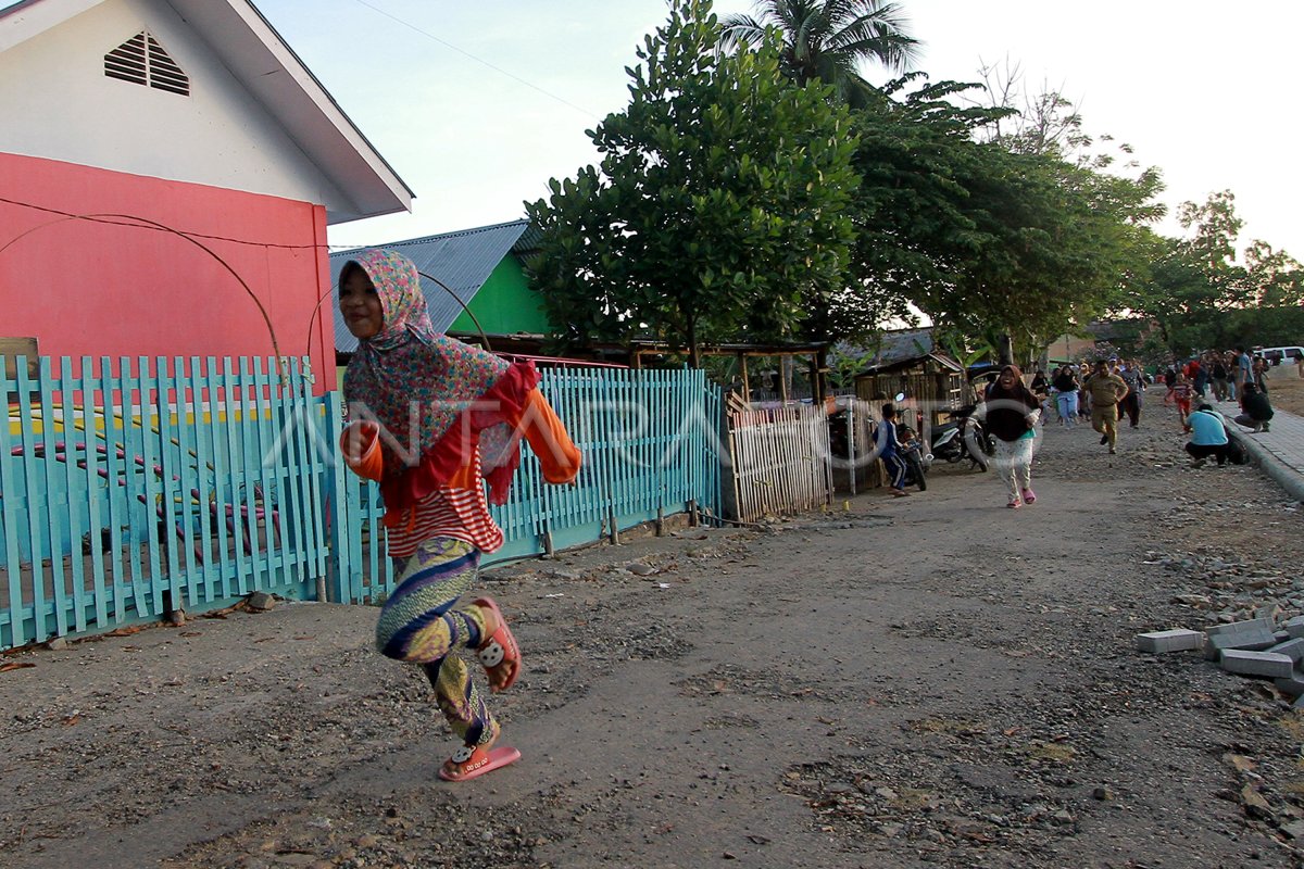 SIMULASI EVAKUASI BENCANA TSUNAMI | ANTARA Foto