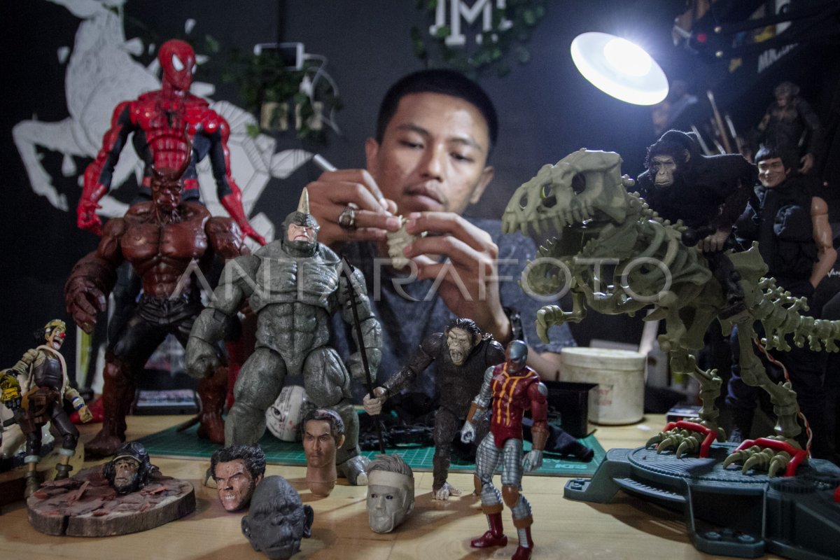 KERAJINAN CUSTOM ACTION FIGURE ANTARA Foto