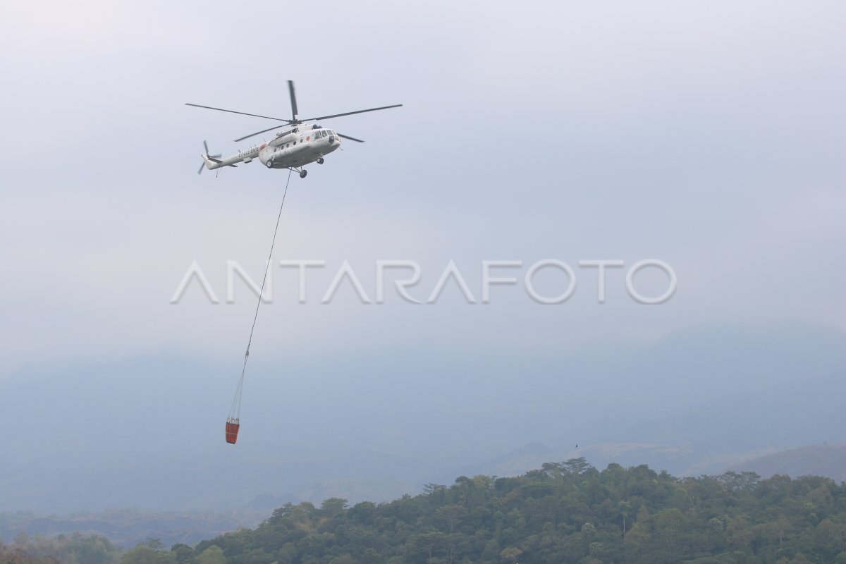 PEMADAMAN KEBAKARAN GUNUNG CIREMAI | ANTARA Foto