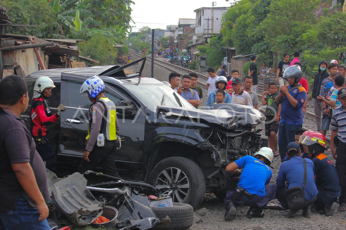 KECELAKAAN KERETA API DENGAN MOBIL | ANTARA Foto