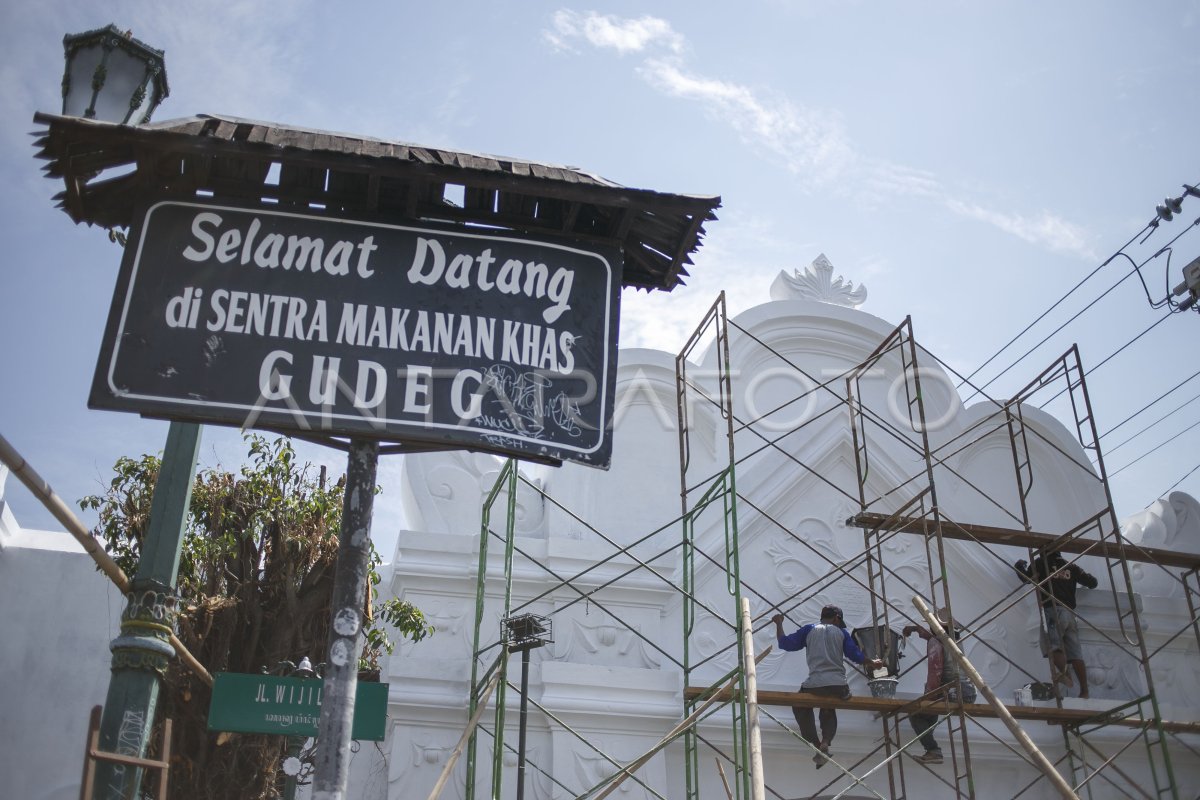 PERAWATAN BANGUNAN CAGAR BUDAYA | ANTARA Foto