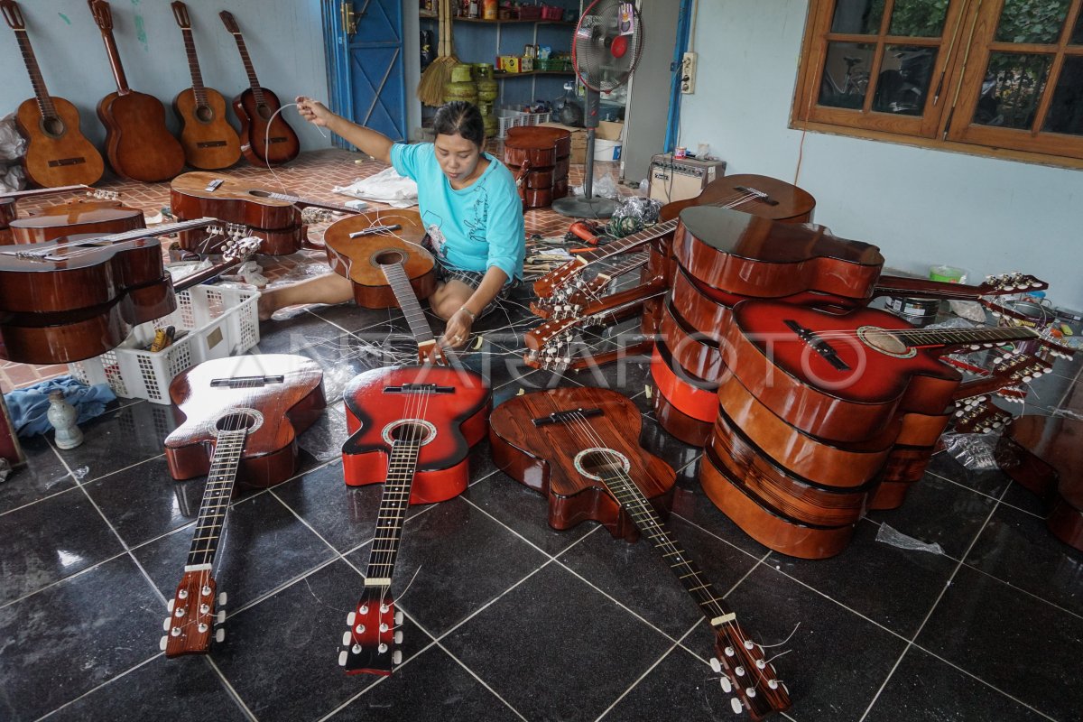 Sentra Kerajinan Gitar Di Sukoharjo Antara Foto