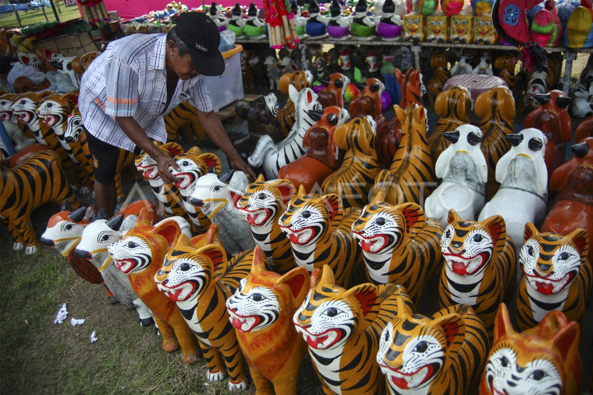 CELENGAN TANAH LIAT | ANTARA Foto