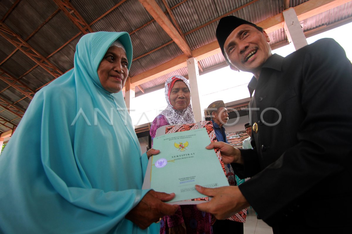 PENYERAHAN SERTIFIKAT TANAH GRATIS ANTARA Foto PENYERAHAN SERTIFIKAT TANAH GRATIS ANTARA Foto