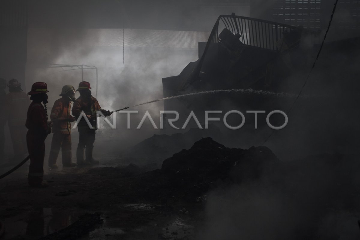 KEBAKARAN PABRIK PENGOLAHAN LIMBAH PLASTIK | ANTARA Foto