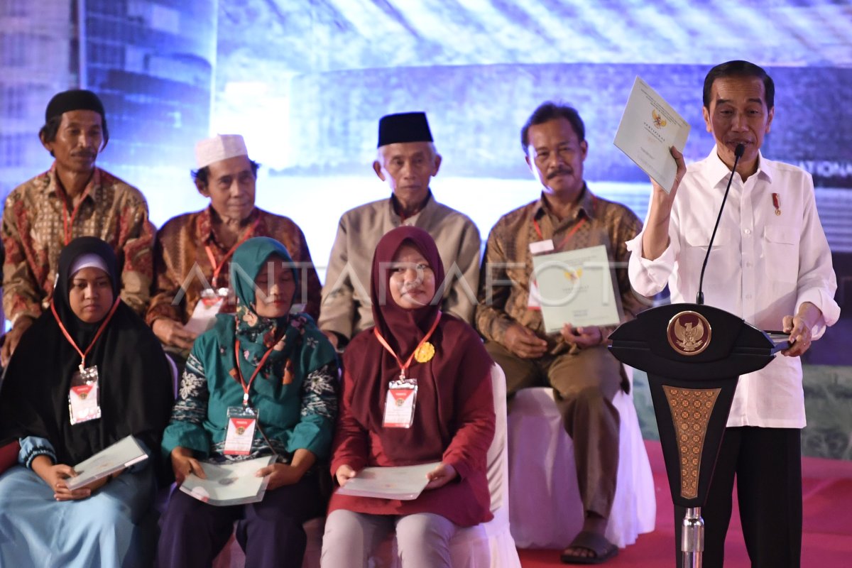 Penyerahan Sertifikat Tanah Antara Foto