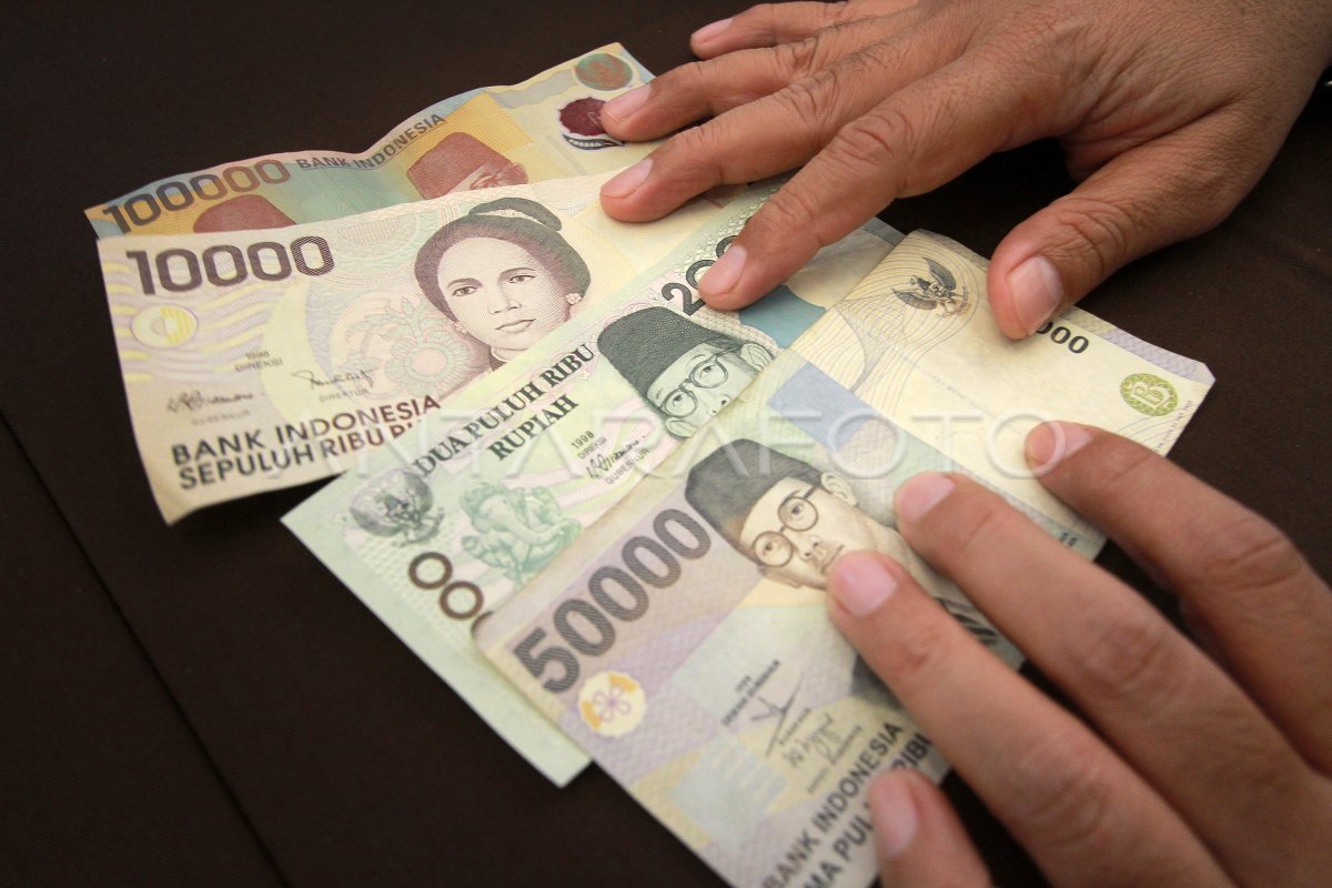 PENARIKAN UANG KERTAS LAMA | ANTARA Foto