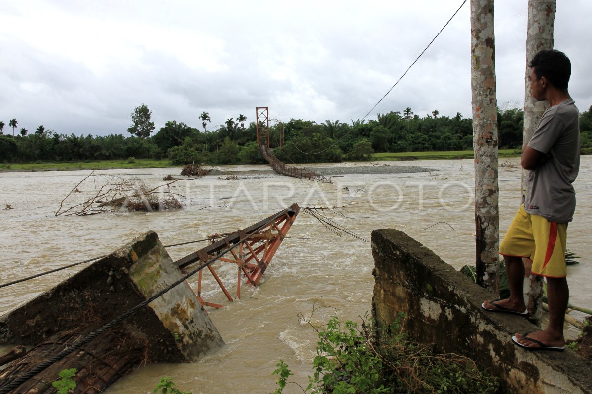 Jembatan Gantung Penghubung Desa Putus Antara Foto 