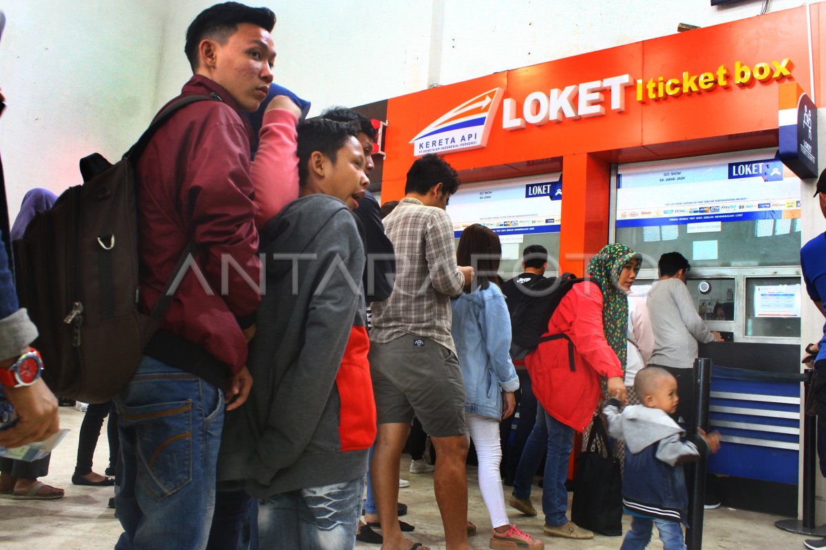 LONJAKAN PENUMPANG KERETA API | ANTARA Foto